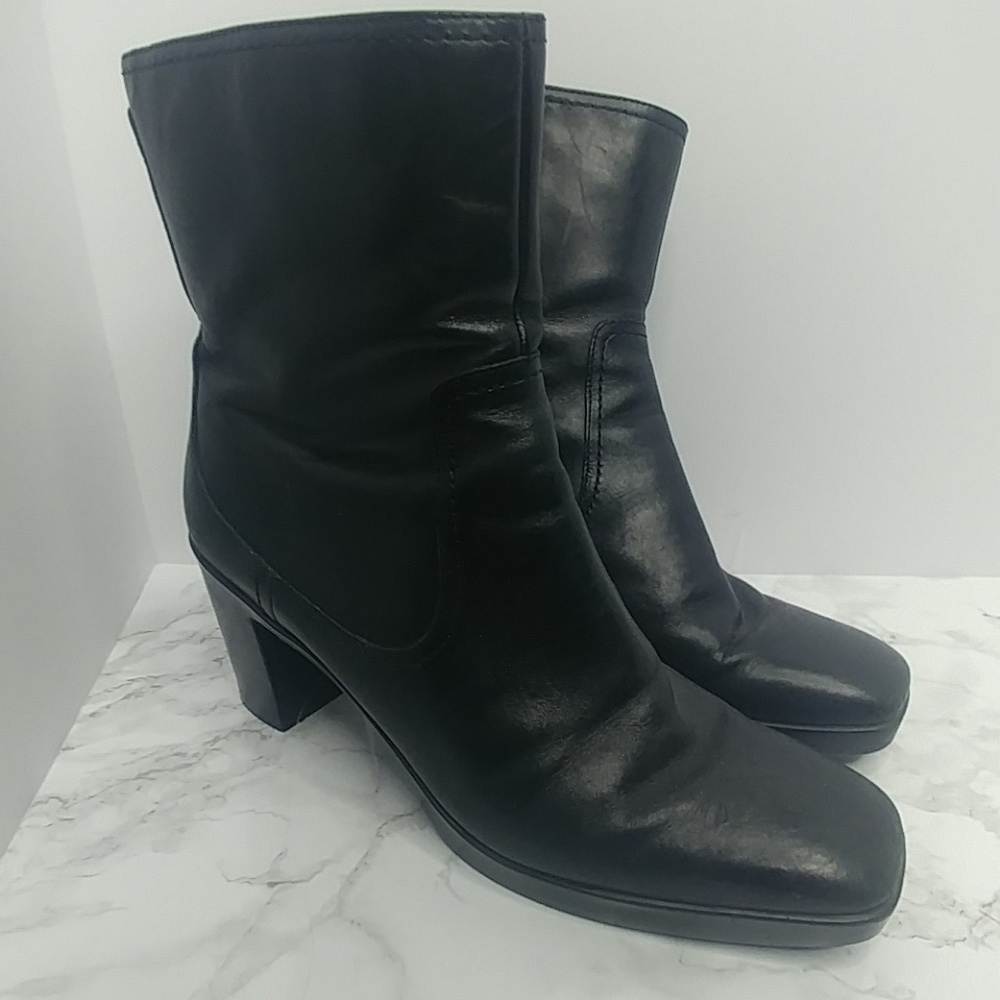 Nine West | Heeled Boot with a zipper on inside